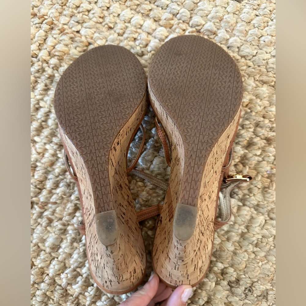 MICHAEL KORS CICELY GOLD MK CHARM TAN LUGGAGE STRAPPY CORK WEDGES I LOVE SHOES - Picture 6 of 6